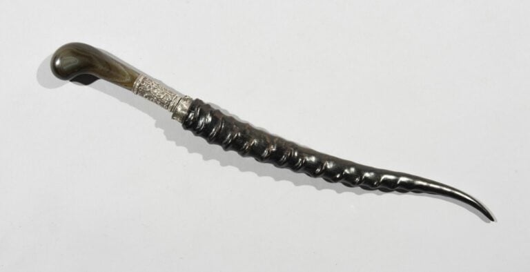 Amusante dague - Corne de bovidé, acier, argent, agate - Inde, XIXe siècle - Lo…