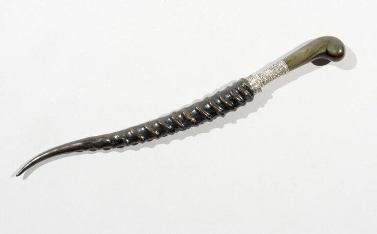Amusante dague - Corne de bovidé, acier, argent, agate - Inde, XIXe siècle - Lo…