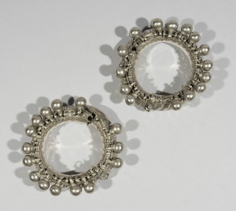 Paire de bracelets à décor de pendeloques et de grelots - Argent gravé - Inde,…