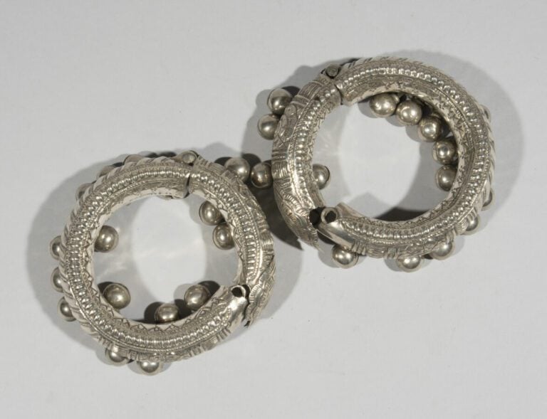 Paire de bracelets à décor de pendeloques et de grelots - Argent gravé - Inde,…
