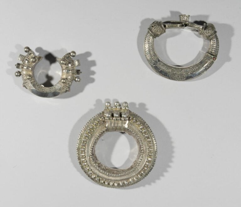 Trois bracelets - Argent bas-titre - Inde - Largeurs intérieures : 4,8 / 9,5 /…
