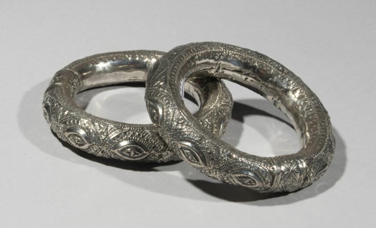 Paire de bracelets orientaux à grelots - Argent bas-titre à décor repoussé - In…
