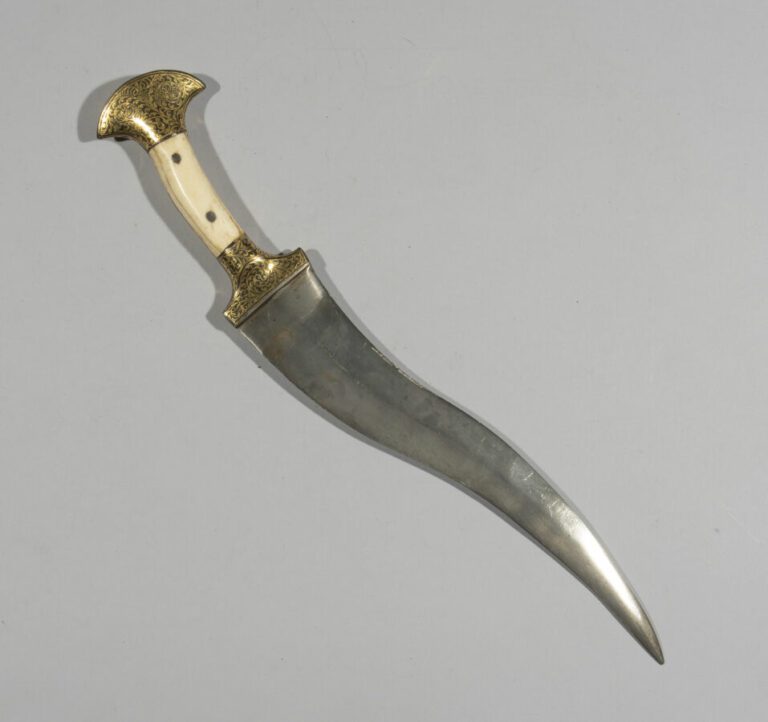 Dague - Acier, os et acier damasquiné d'or - Probablement Inde, XXe siècle - Lo…
