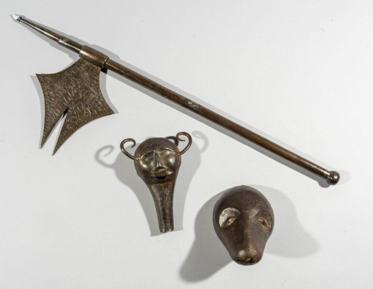 Hache bifide à décor gravé - Acier damasquiné d'argent - Inde, XIXe siècle - Ha…