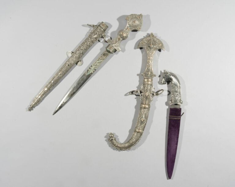 Khanjar à tête de cheval - Acier, argent bas-titre, velours et fils métalliques…