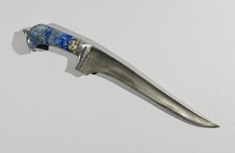 Pesh kabz manche lapis bleu - Acier, pierre dure bleue - Inde, XXe siècle - Lon…