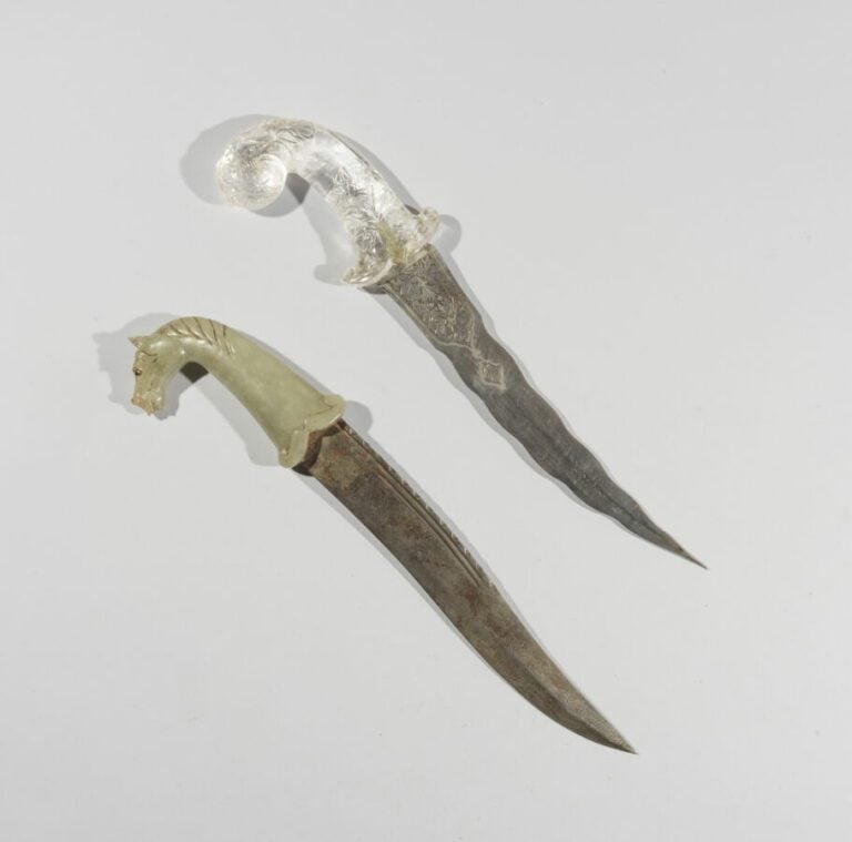 Deux khanjars de style Mogol - Acier en partie damasquiné d'argent, pierre dure…