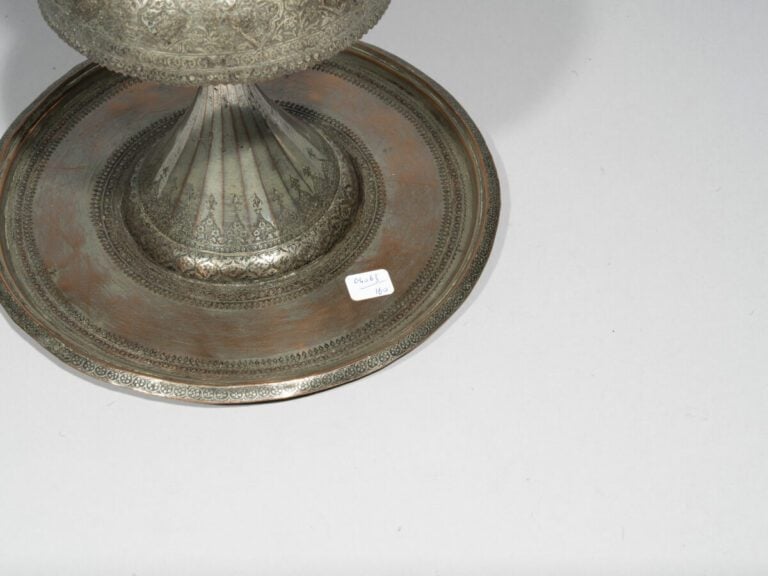 Lampe à décor calligraphique et floral - Cuivre étamé à décor gravé - Cachemire…