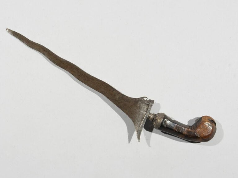 Kriss à lame sinusoïdale - Acier pamor, métal gravé et manche en bois sculpté -…