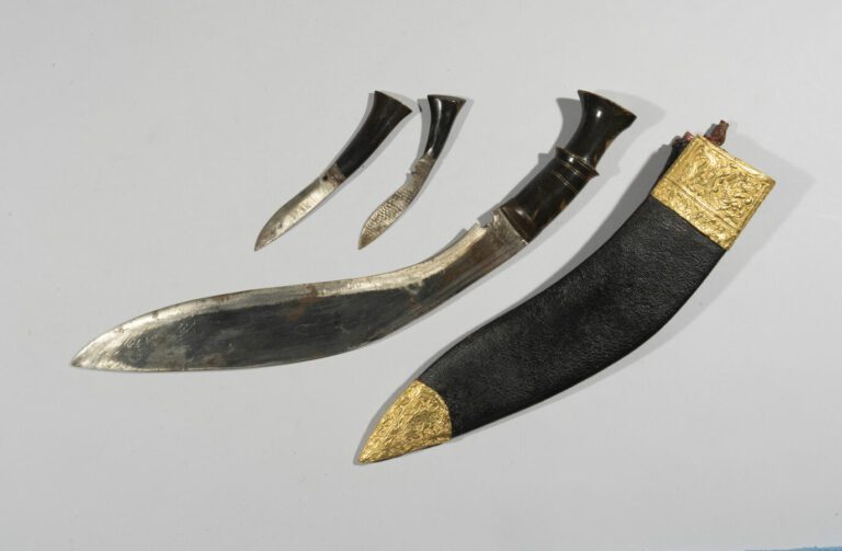 Kukri - Acier, corne, or, cuir sur âme de bois - Népal, XIXe siècle - Longueur…