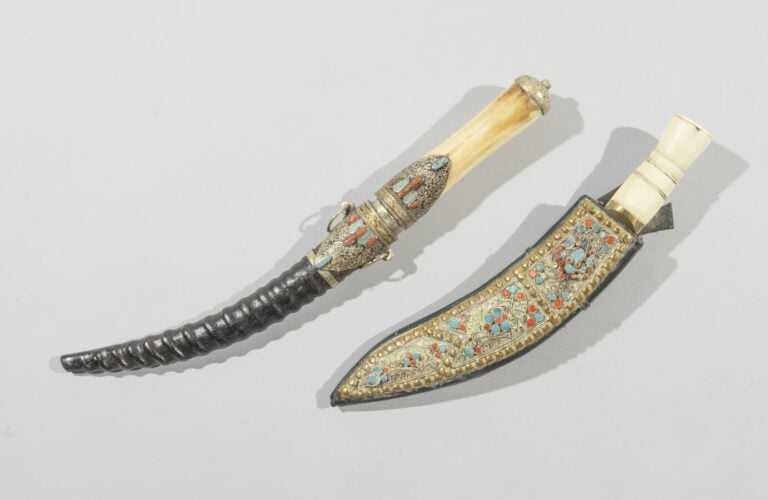 Deux armes courtes - Os, argent en partie doré, corail et turquoises, corne - N…
