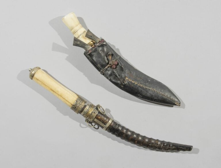 Deux armes courtes - Os, argent en partie doré, corail et turquoises, corne - N…