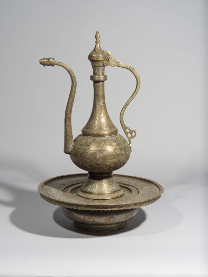 Aiguière, bassin et porte-savon - Laiton gravé et ciselé - Levant, circa 1900 -…