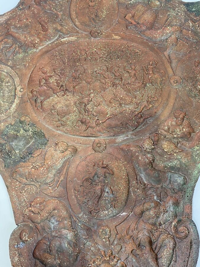 Grande PLAQUE en métal repoussé richement ornementée de scènes de bataille anti…