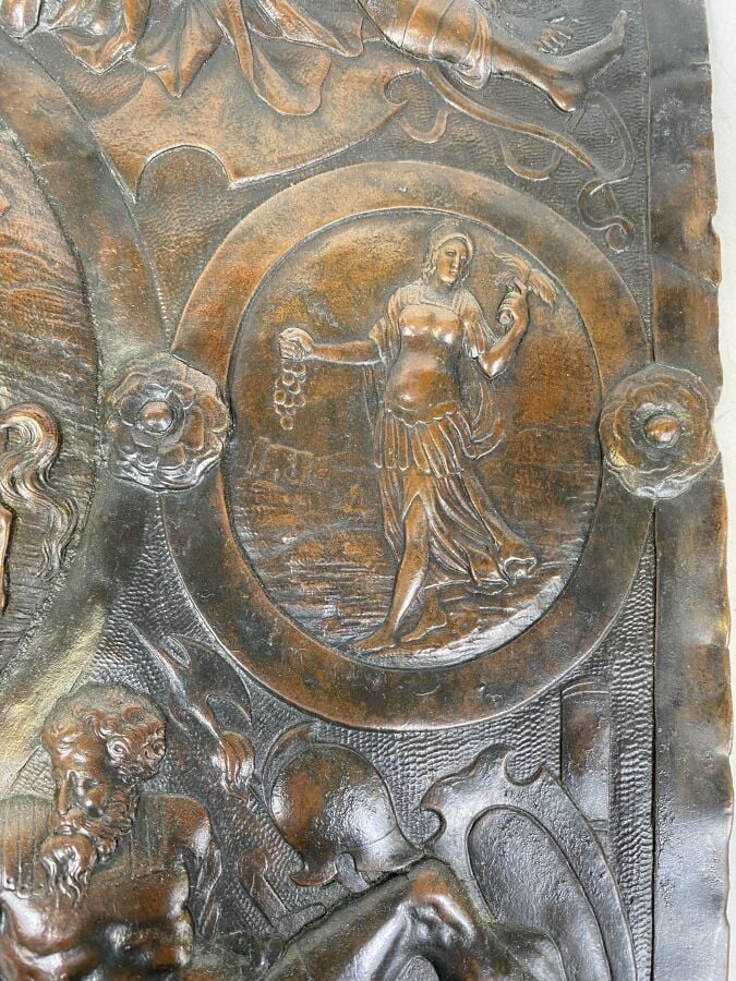 Grande PLAQUE en métal repoussé richement ornementée de scènes de bataille anti…