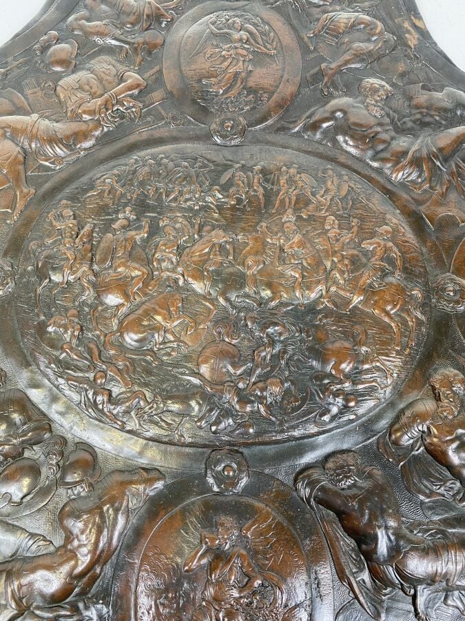 Grande PLAQUE en métal repoussé richement ornementée de scènes de bataille anti…