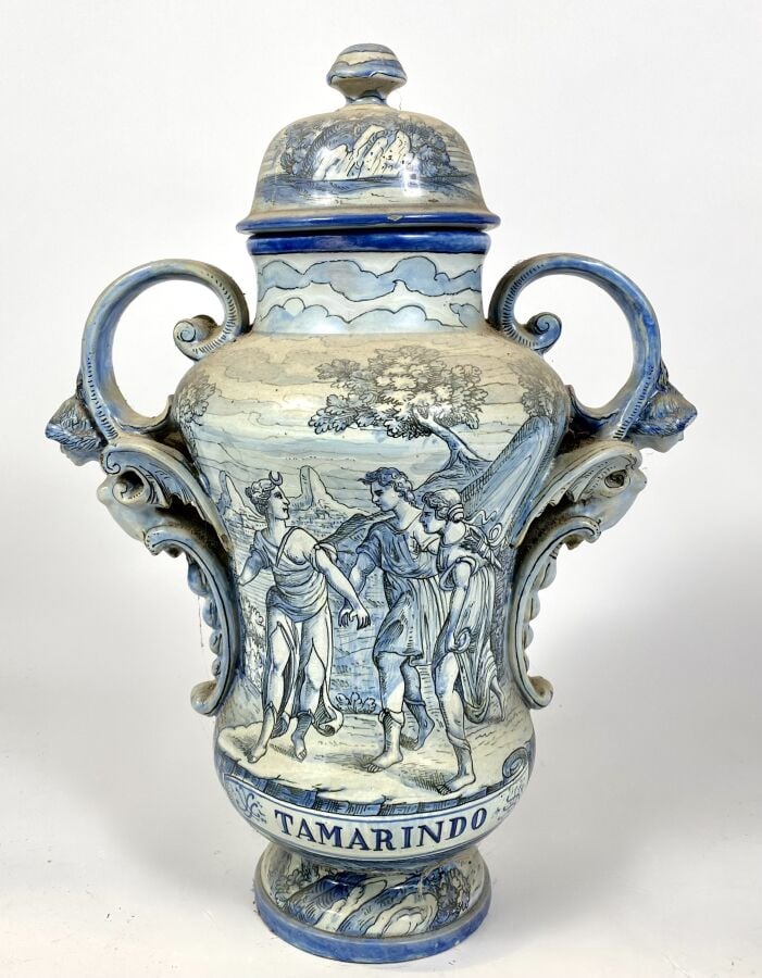 Grand VASE COUVERT à anses à figures ailées en faïence en camaïeux de bleus mar…