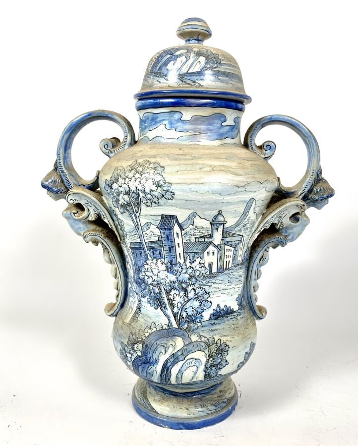 Grand VASE COUVERT à anses à figures ailées en faïence en camaïeux de bleus mar…