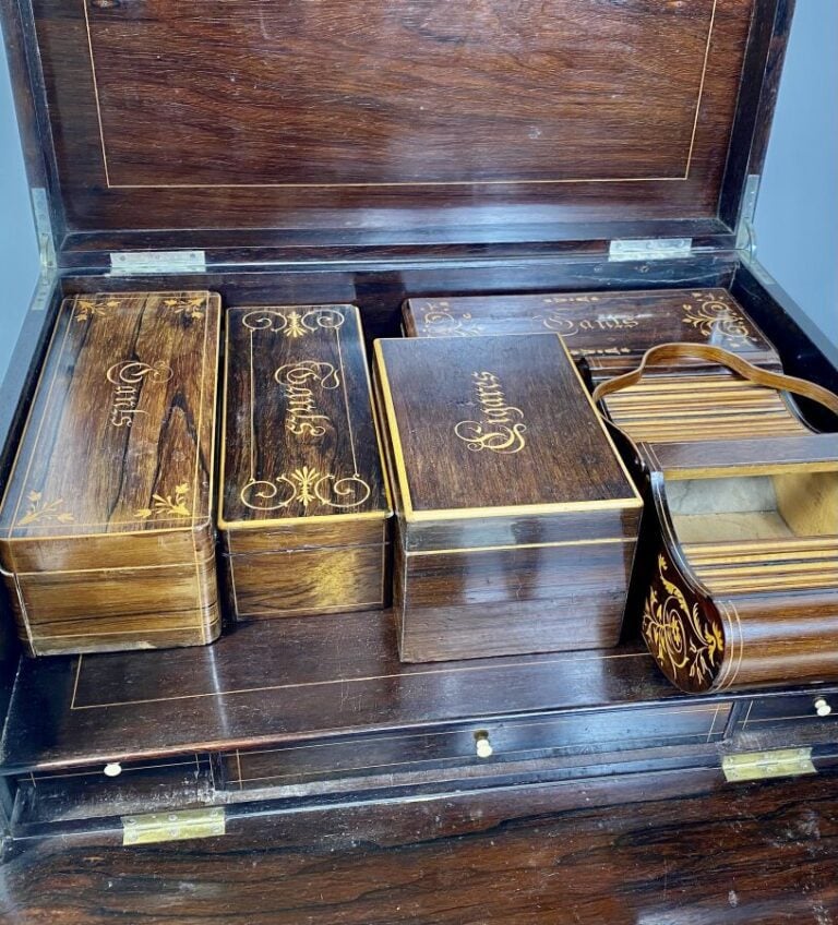 Grand COFFRET en placage de palissandre à décor marqueté de rinceaux fleuris ;…