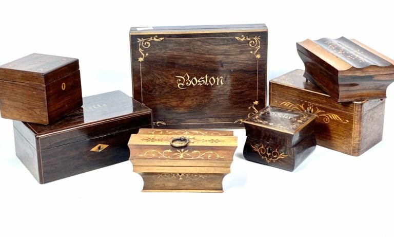 Grand COFFRET en placage de palissandre à décor marqueté de rinceaux fleuris ;…