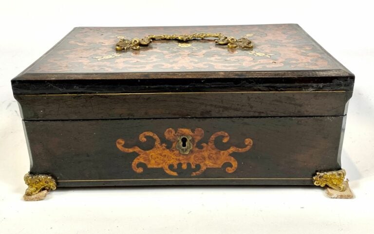 COFFRET en bois marqueté de rinceaux et fleurettes sur des petits pieds en méta…