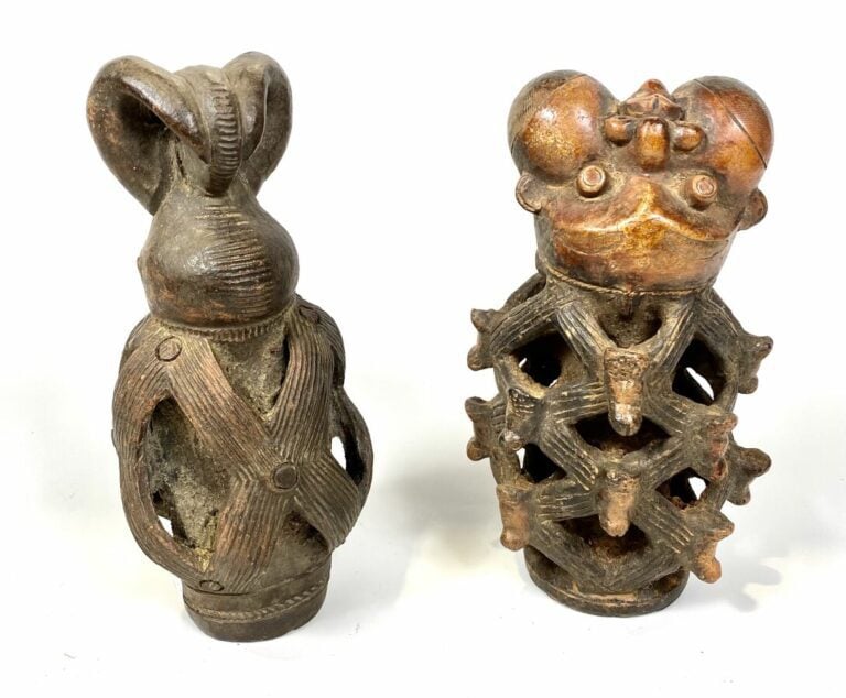 Ensemble de deux SCULPTURES en terre cuite patinée, l'une représentant un perso…