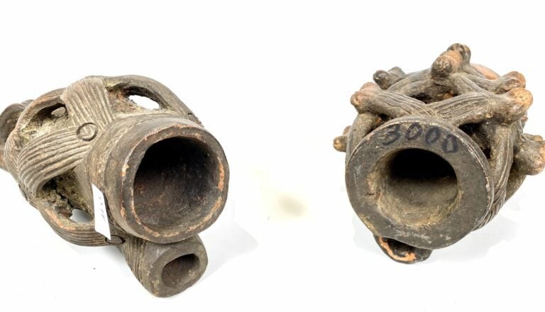 Ensemble de deux SCULPTURES en terre cuite patinée, l'une représentant un perso…