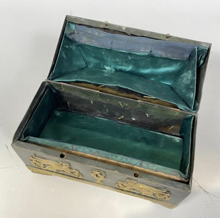 Petit COFFRET en métal patiné vert , le couvercle à pans coupés, à décor en bro…