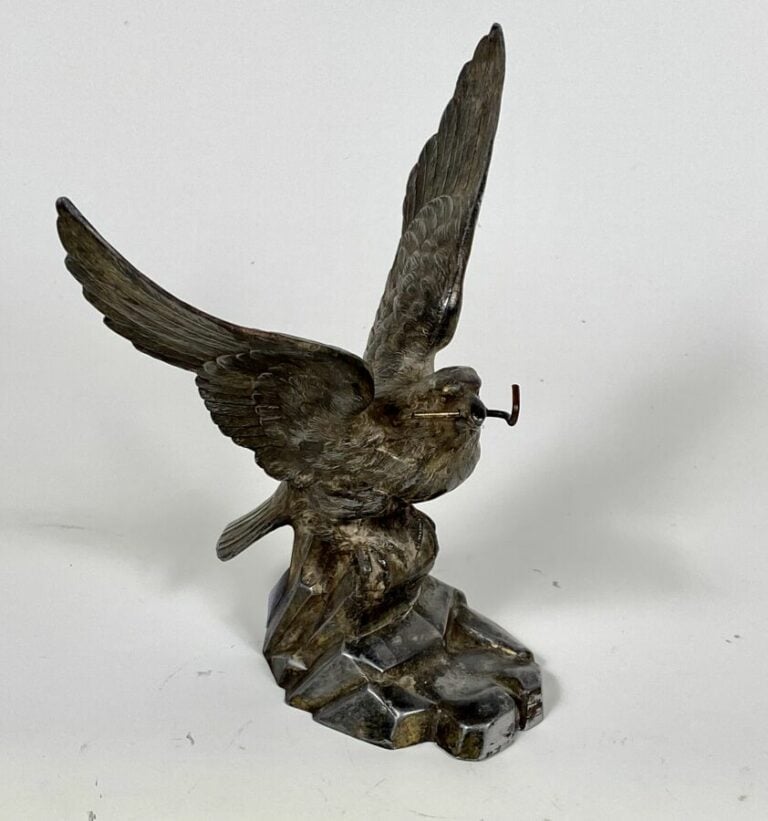 AIGLE sur son rocher en bronze argenté. Hauteur : 17 cm