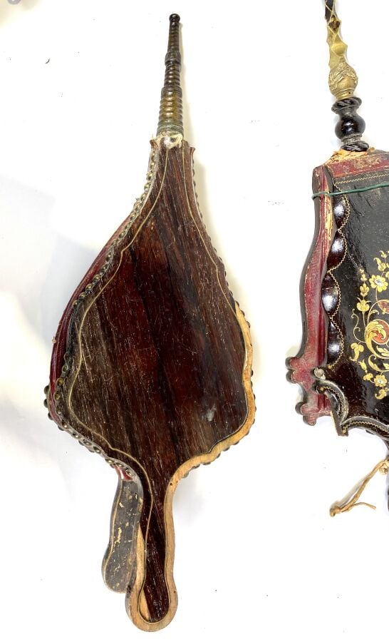 Lot de trois SOUFFLETS de cheminée : - - Soufflet en bois recouvert d'écaille e…