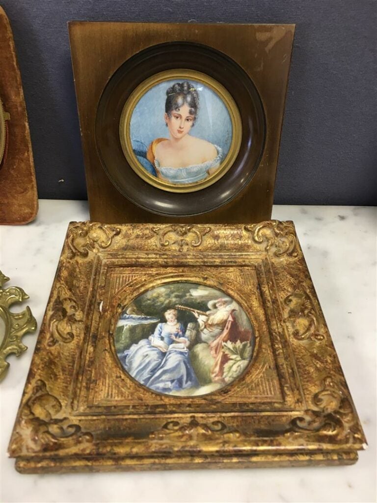 Lot de neuf miniatures diverses, Portraits et Scènes galantes.