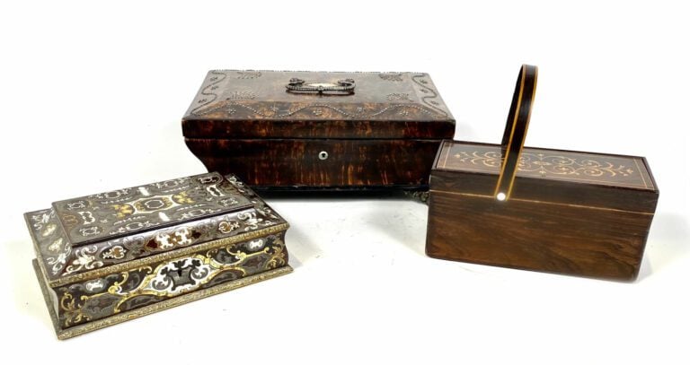 Lot de trois COFFRETS : - - COFFRET en bois de placage clouté de motifs de guir…