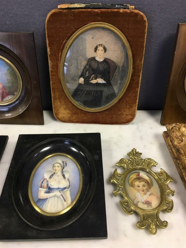 Lot de neuf miniatures diverses, Portraits et Scènes galantes.
