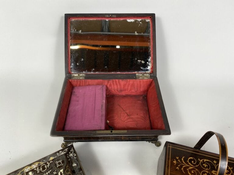 Lot de trois COFFRETS : - - COFFRET en bois de placage clouté de motifs de guir…