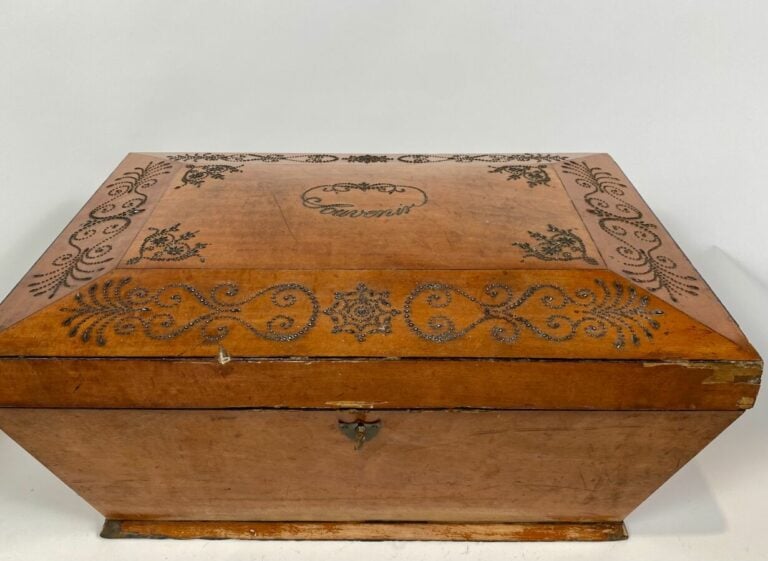 Grand COFFRE en bois de placage marquée "Souvenir" à motif clouté et feuillagé…