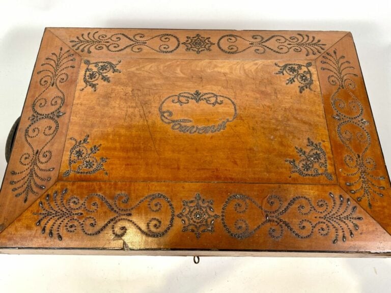 Grand COFFRE en bois de placage marquée "Souvenir" à motif clouté et feuillagé…