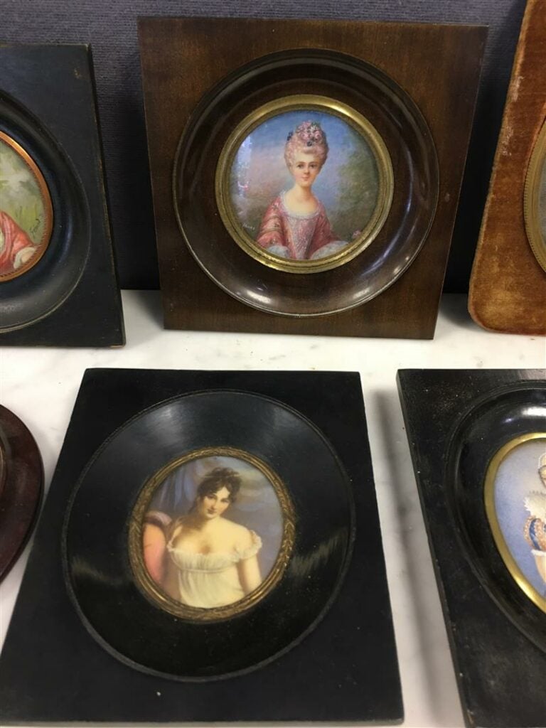 Lot de neuf miniatures diverses, Portraits et Scènes galantes.