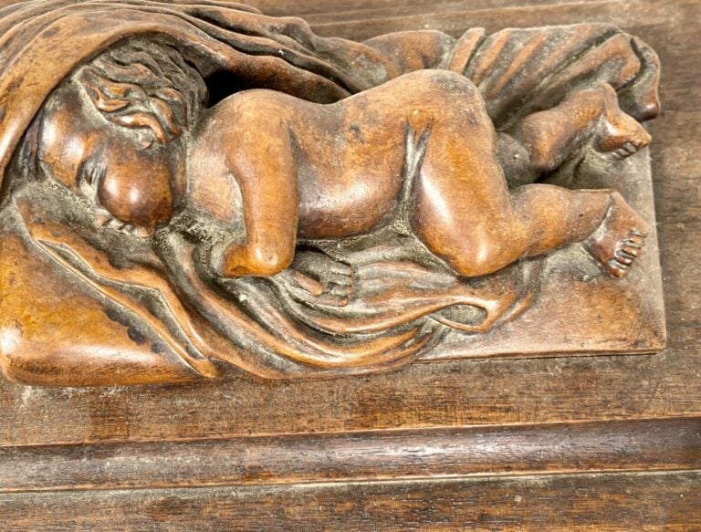 Grand COFFRET en bois sculpté ; le couvercle à doucine à décor en ronde bosse d…