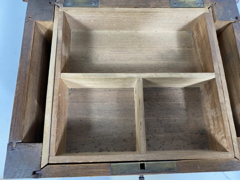 Grand COFFRET en bois sculpté ; le couvercle à doucine à décor en ronde bosse d…