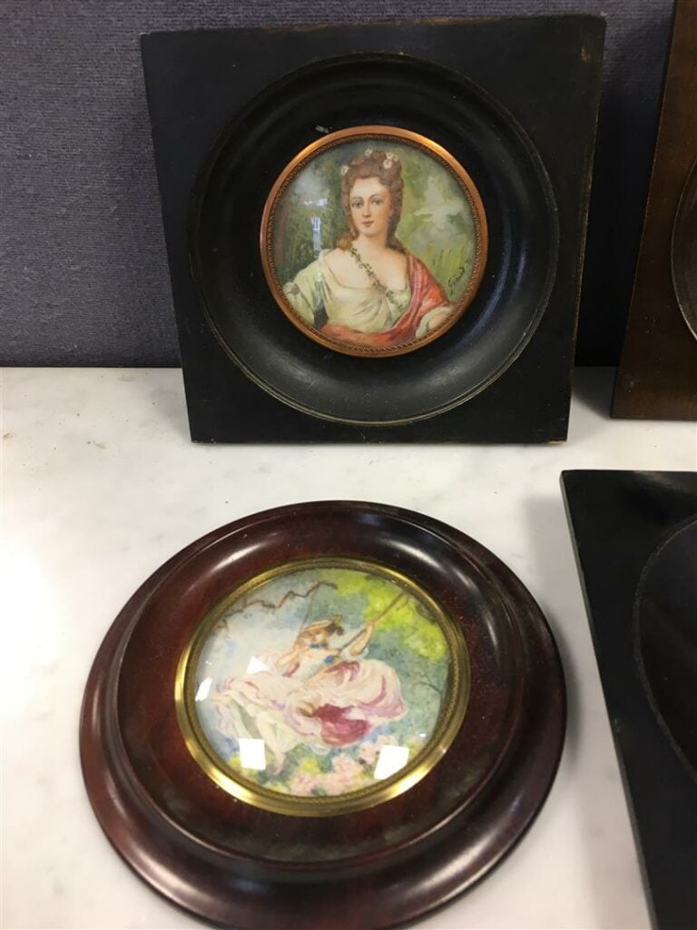 Lot de neuf miniatures diverses, Portraits et Scènes galantes.