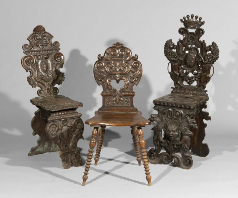 Lot de trois CHAISES de style néo gothique en bois sculpté de lions dressés, éc…