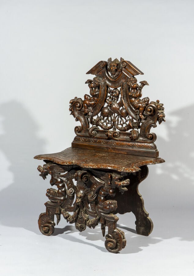 Large CHAISE de style néo-gothique en bois sculpté au dossier ajouré orné en ro…