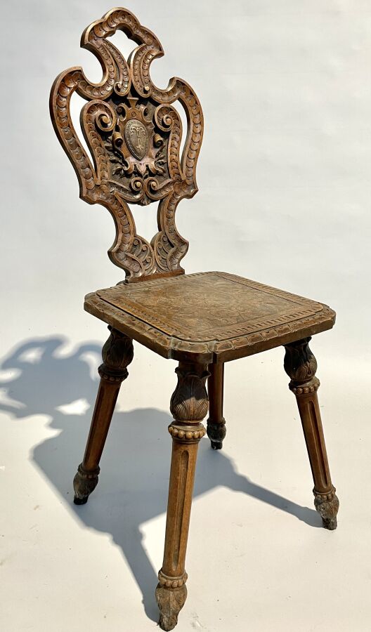Chaise rustique, assise et dos en bois sculpté. XIXe. H : 106 cm.