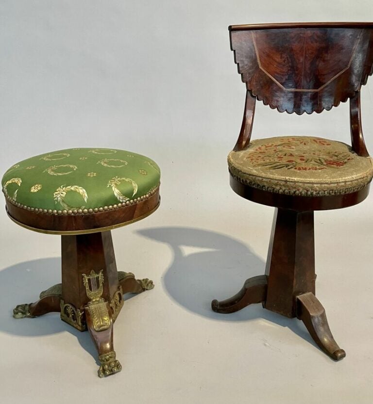 Petit tabouret en bois naturel, pieds griffes tripodes. Assise en soie verte à…
