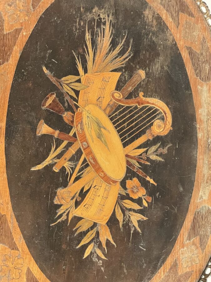Petit guéridon en bois noirci à deux plateaux, ouvrant un tiroir en ceinture, m…