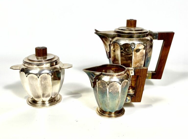 Partie de SERVICE A THE / CAFE en métal argenté comprenant cafetière, sucrier e…