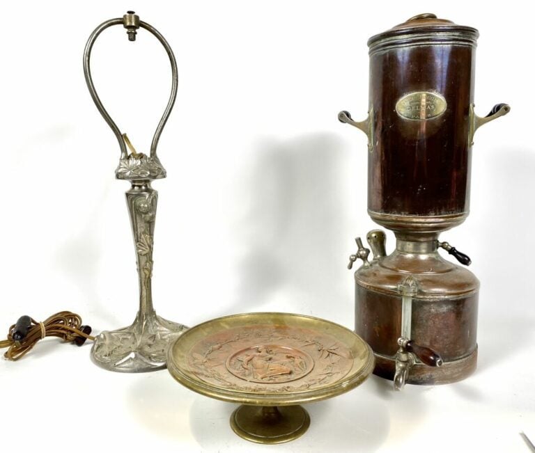 Lot comprenant : - - CAFETIERE PARISIENNE Delmas en métal (accidents) - - COUPE…
