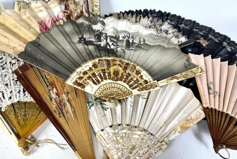 Ensemble de CHAPEAUX et d'EVENTAILS