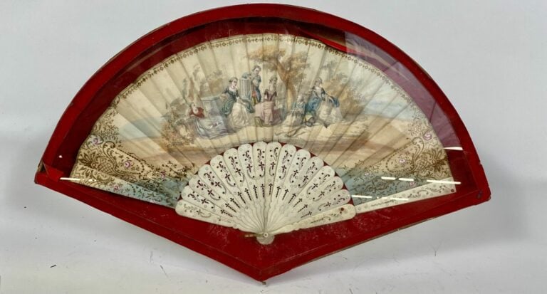EVENTAIL sous-verre à décor d'une scène galante. - 36 x 56 cm