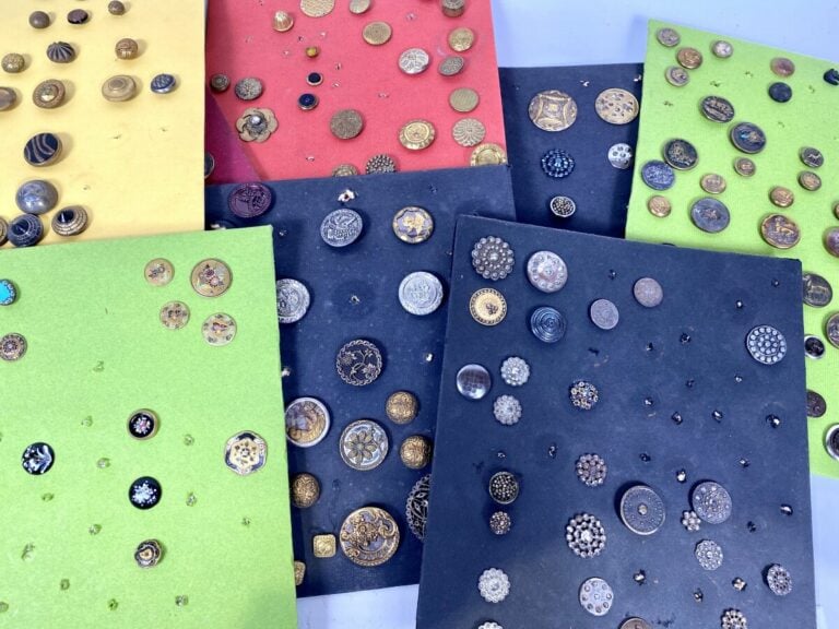 Lot d'environ 30 plaquettes avec des boutons anciens